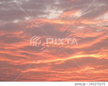 燃えるような夕焼け/夕焼けの空の中で 142273275