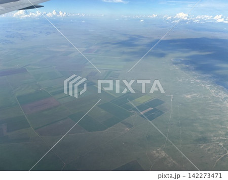 飛行機の窓から見たモンゴルの農地と草原 飛行機の窓から見たモンゴルの農地と草原 142273471