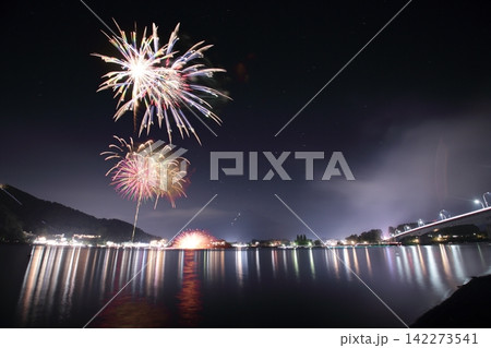 夏の夜空を彩る花火 夏の夜空を彩る花火 142273541