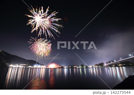 夏の夜空を彩る花火 夏の夜空を彩る花火 142273544