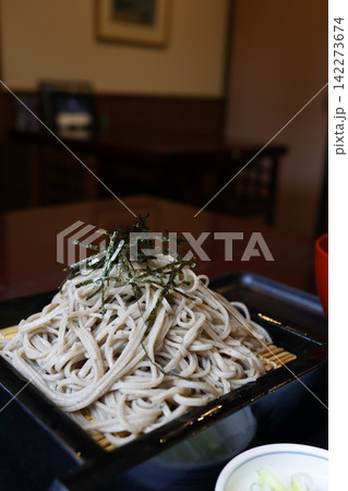 大盛りのざるそば。十割そば。海苔トッピング。黒い竹ざる。 142273674