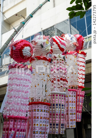 仙台七夕祭りの色鮮やかな飾り 仙台七夕祭りの色鮮やかな飾り 142273795