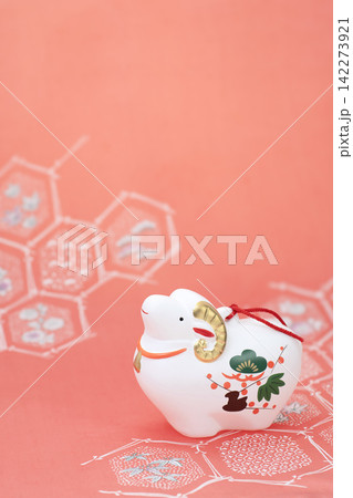 年賀素材 未年 可愛らしい白い羊と和柄背景 年賀素材 未年 可愛らしい白い羊と和柄背景 142273921