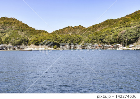 伊根湾めぐりの遊覧船より舟屋を望む 伊根湾めぐりの遊覧船より舟屋を望む 142274636