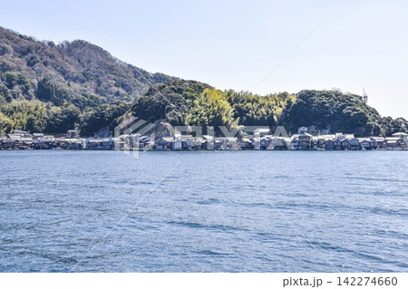 伊根湾めぐりの遊覧船より舟屋を望む 伊根湾めぐりの遊覧船より舟屋を望む 142274660