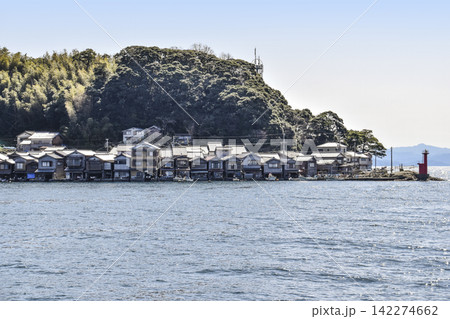 伊根湾めぐりの遊覧船より舟屋を望む 142274662