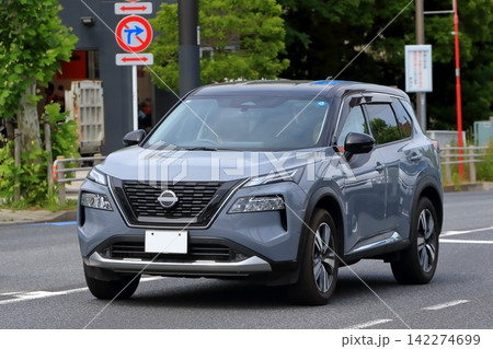 国産のミドルサイズSUV車両 国産のミドルサイズSUV車両 142274699