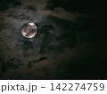 薄い雲に覆われる半月 142274759