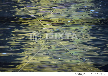 水面に映る風景は波に揺られて幻想的な背景素材となる 142274937