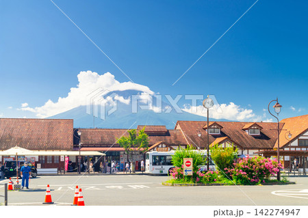 夏の富士山と富士急 河口湖駅 夏の富士山と富士急 河口湖駅 142274947