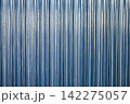 青と白のストライプ模様の背景　抽象 142275057