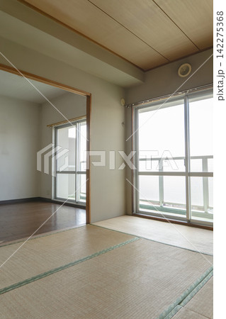 古い畳の和室と洋間リビング　窓側　マンション室内　リフォーム前 142275368