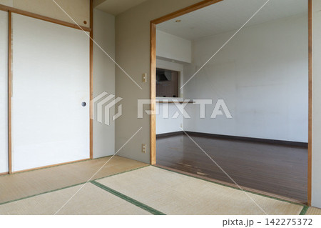 リフォーム前　畳のある和室とリビング洋室　古いマンション室内　 142275372