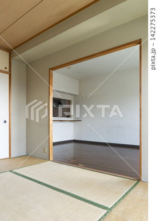 畳のある和室とリビング洋室　古いマンション室内　リフォーム前 142275373