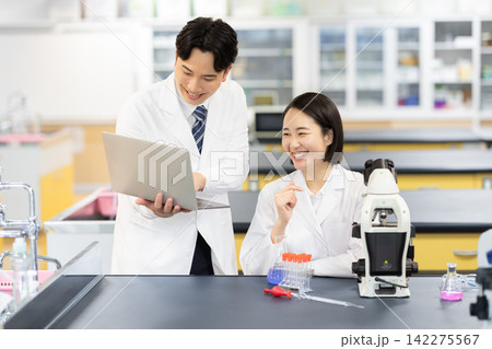 研究イメージ 研究室で働く男女 撮影協力:学校法人電波学園東京電子専門学校 研究イメージ 研究室で働く男女 撮影協力:学校法人電波学園東京電子専門学校 142275567