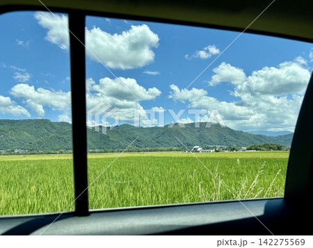 車窓から見る青空と山並みと青々とした田園風景(安曇野のドライブ風景) 車窓から見る青空と山並みと青々とした田園風景(安曇野のドライブ風景) 142275569