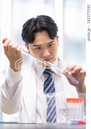 研究イメージ 研究室で働く男性 撮影協力:学校法人電波学園東京電子専門学校 研究イメージ 研究室で働く男性 撮影協力:学校法人電波学園東京電子専門学校 142275592