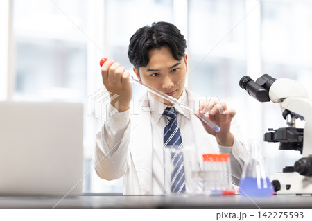 研究イメージ 研究室で働く男性 撮影協力:学校法人電波学園東京電子専門学校 研究イメージ 研究室で働く男性 撮影協力:学校法人電波学園東京電子専門学校 142275593