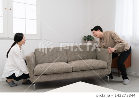 家具を運んでいる若い男女 ライフスタイルイメージ 家具を運んでいる若い男女 ライフスタイルイメージ 142275844