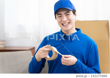 引っ越し業務を行う若い男性 ライフスタイルイメージ 引っ越し業務を行う若い男性 ライフスタイルイメージ 142275860