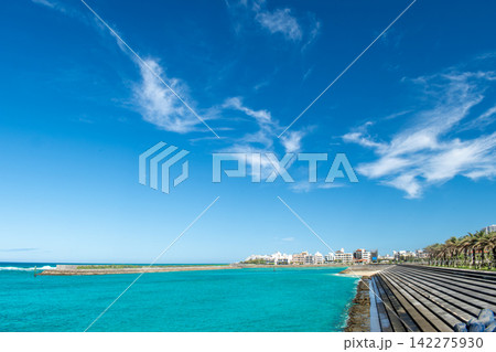 沖縄県北谷町美浜ビーチの風景 沖縄県北谷町美浜ビーチの風景 142275930