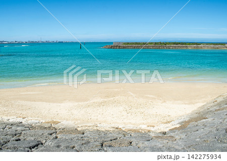 沖縄県北谷町美浜ビーチの風景 沖縄県北谷町美浜ビーチの風景 142275934