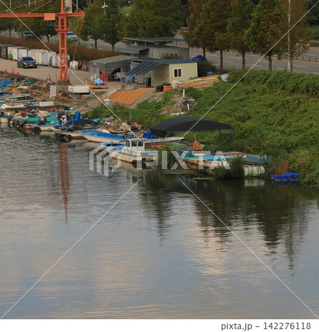 Small Boat and Riverside Vegetation Along the Nakdong River Small Boat and Riverside Vegetation Along the Nakdong River 142276118