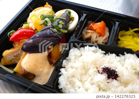 美味しそうな(美味しい)チキン南蛮入りお弁当 美味しそうな(美味しい)チキン南蛮入りお弁当 142276325
