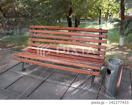 bench in the park 142277433
