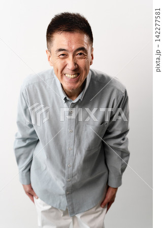 私服のシニア男性の立ち姿 ライフスタイルイメージ 私服のシニア男性の立ち姿 ライフスタイルイメージ 142277581
