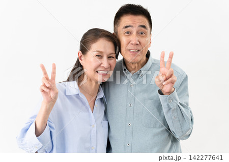 私服のシニア女性と男性の立ち姿 ライフスタイルイメージ 私服のシニア女性と男性の立ち姿 ライフスタイルイメージ 142277641