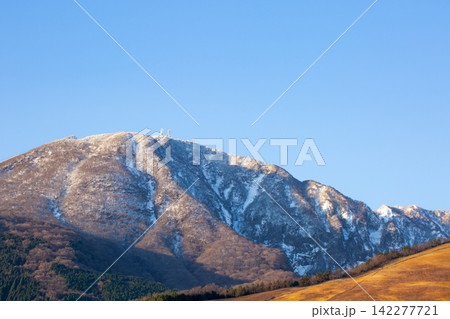 鶴見岳頂上展望台と積雪 142277721