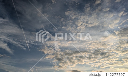 夕日に染まる雲 夕日に染まる雲 142277797