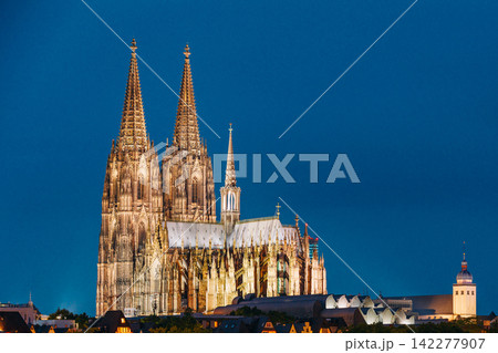 Cologne, Germany. Night View Of Cologne Cathedral. Catholic Gothic Cathedral In Dusk, Evening. UNESCO World Heritage Site. Famous Place And Destination Scenic Cologne, Germany. Night View Of Cologne Cathedral. Catholic Gothic Cathedral In Dusk, Evening. UNESCO World Heritage Site. Famous Place And Destination Scenic 142277907