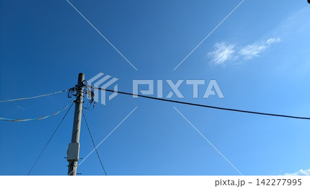 青空に浮かぶ雲と電柱 142277995