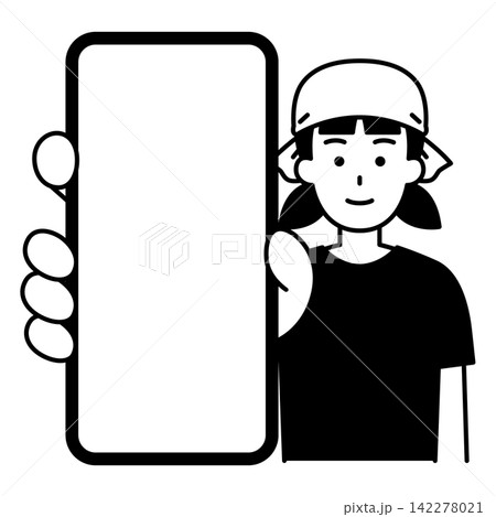 スマホの画面を大きく見せる居酒屋の女性店員 スマホの画面を大きく見せる居酒屋の女性店員 142278021