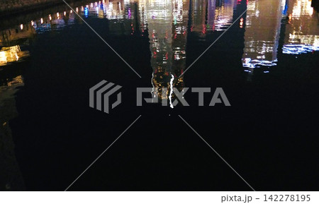 夜の水面に反射する横浜の風景 夜の水面に反射する横浜の風景 142278195