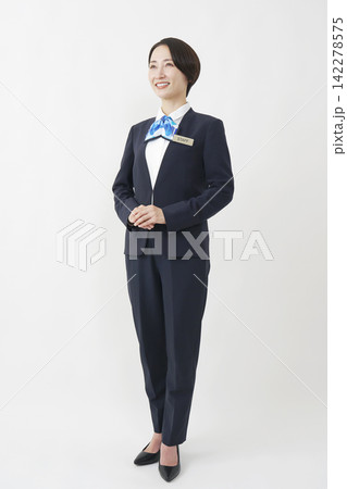 白背景に立つ笑顔の40代女性スタッフ 白背景に立つ笑顔の40代女性スタッフ 142278575