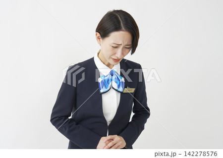 白背景で謝罪する40代女性スタッフ 右向き 白背景で謝罪する40代女性スタッフ 右向き 142278576
