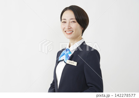 白背景で笑う40代女性スタッフ 白背景で笑う40代女性スタッフ 142278577