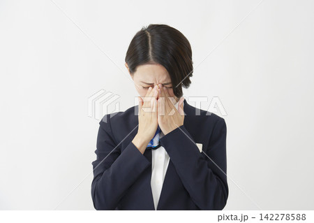 白背景で泣く40代女性スタッフ 白背景で泣く40代女性スタッフ 142278588
