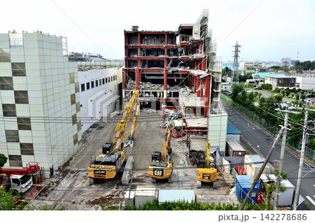 解体現場の壁に映る高所解体用ショベルの影 解体現場の壁に映る高所解体用ショベルの影 142278686