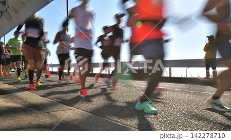 マラソン　坂道を駆け抜けるマラソンランナー　スローシャッターで 142278710