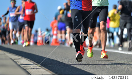 マラソン　坂道を駆け抜けるマラソンランナー 142278811