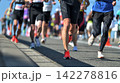 マラソン　坂道を駆け抜けるマラソンランナー 142278816