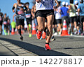 マラソン　坂道を駆け抜けるマラソンランナー 142278817
