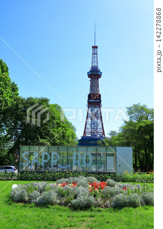 さっぽろテレビ塔と大通公園 142278868