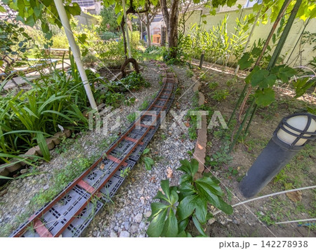 緑豊かな庭に敷設されたミニチュア鉄道の線路 緑豊かな庭に敷設されたミニチュア鉄道の線路 142278938