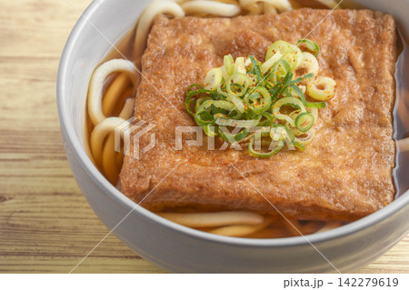 大きなお揚げのきつねうどん 大きなお揚げのきつねうどん 142279619