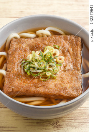大きなお揚げのきつねうどん 大きなお揚げのきつねうどん 142279645